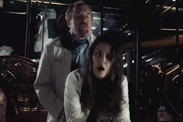 Мила Кунис в роли доктора трахается на крыше